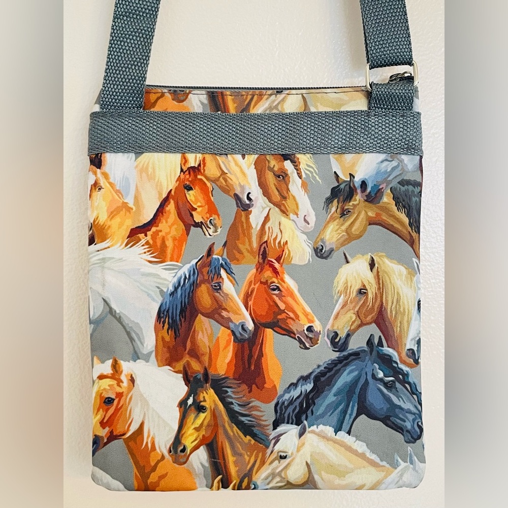 NGIL Horse Print Canvas Crossbody Bag Multi Pocket Adjustable Strap - Picture 3 of 8